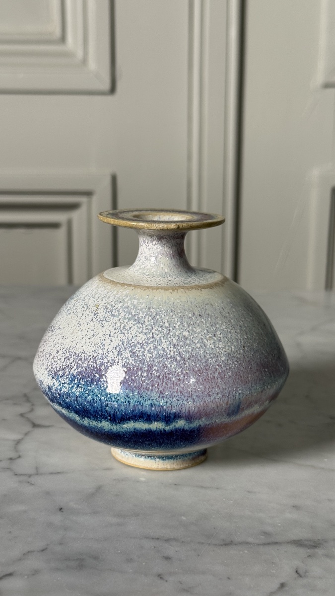 Petit vase en porcelaine émaillée par Pierre Devie, daté 1983
