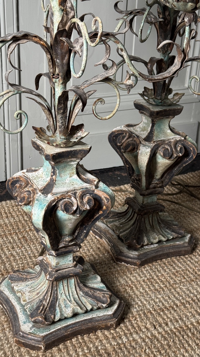 Paire de torchères à cinq lumières en bois polychrome et fer forgé – Italie, XXe siècle-photo-2