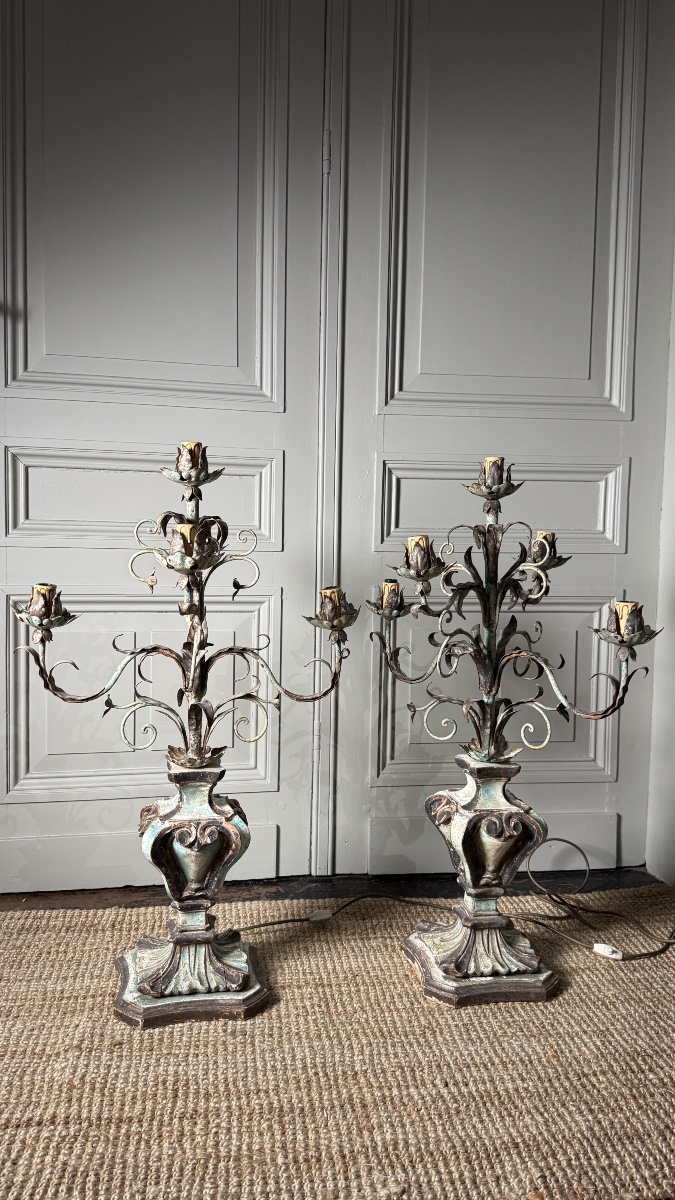 Paire de torchères à cinq lumières en bois polychrome et fer forgé – Italie, XXe siècle