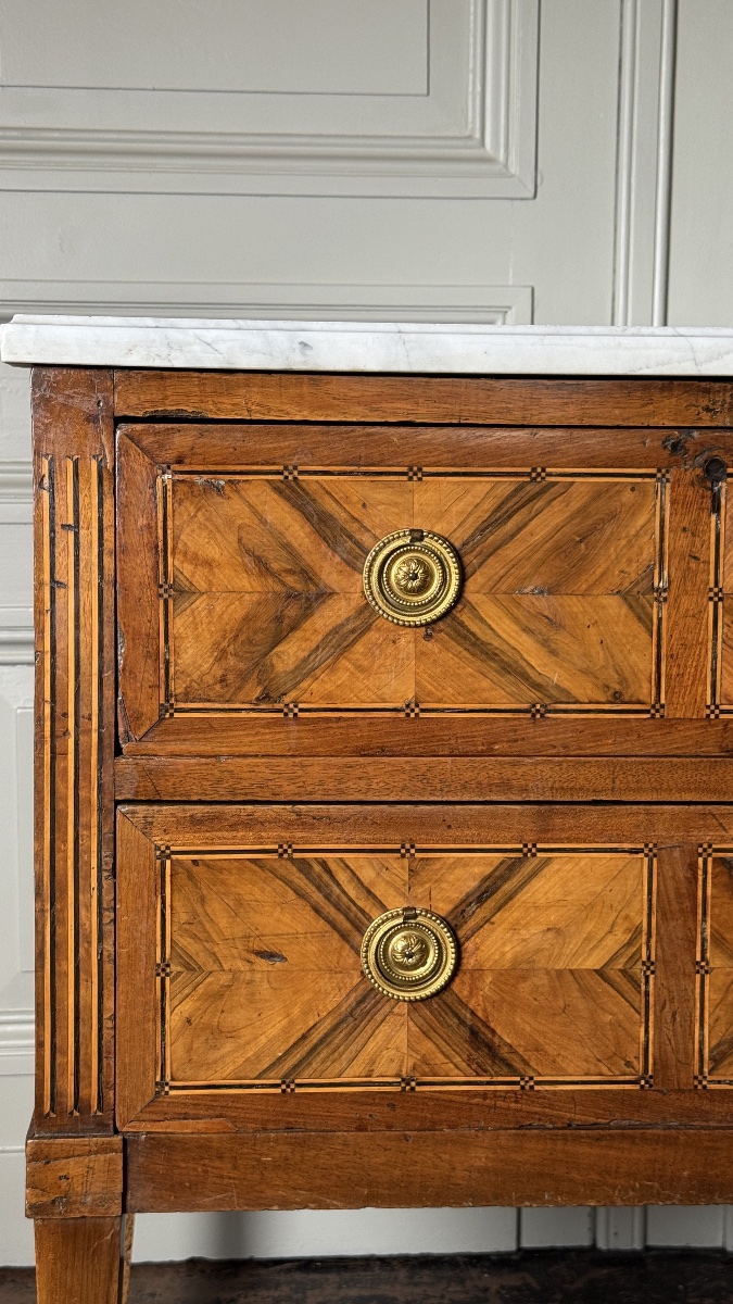 Commode sauteuse d'époque Louis XVI en marqueterie et marbre de Carrare  France, fin du XVIIIe -photo-4