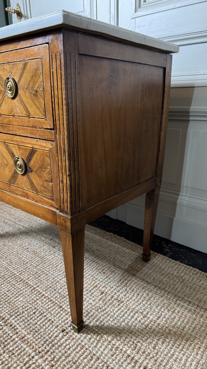 Commode sauteuse d'époque Louis XVI en marqueterie et marbre de Carrare  France, fin du XVIIIe -photo-2