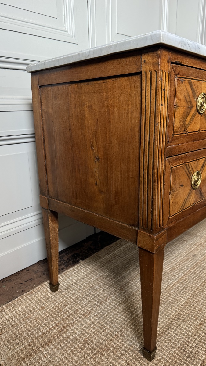 Commode sauteuse d'époque Louis XVI en marqueterie et marbre de Carrare  France, fin du XVIIIe -photo-3