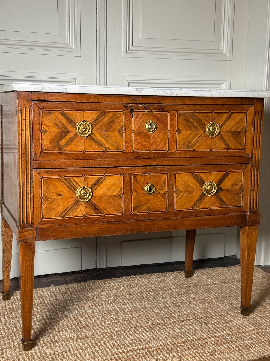 Commode sauteuse d'époque Louis XVI en marqueterie et marbre de Carrare  France, fin du XVIIIe 