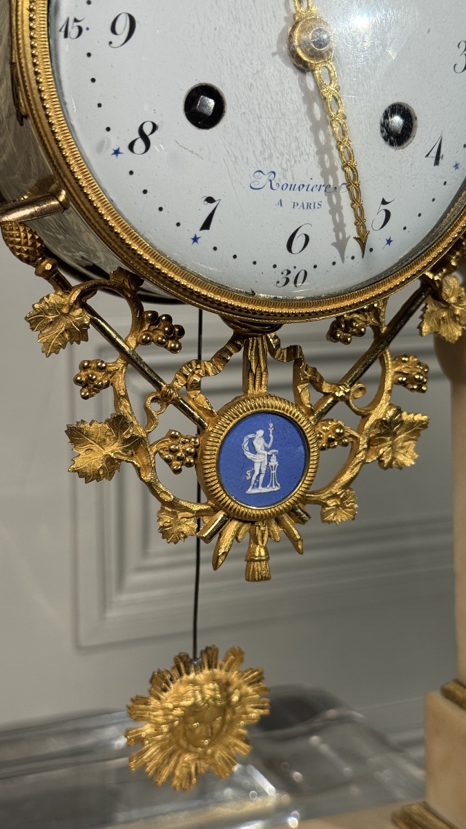 Pendule portique Louis XVI aux médaillons Wedgwood  France, fin du XVIIIe siècle-photo-2
