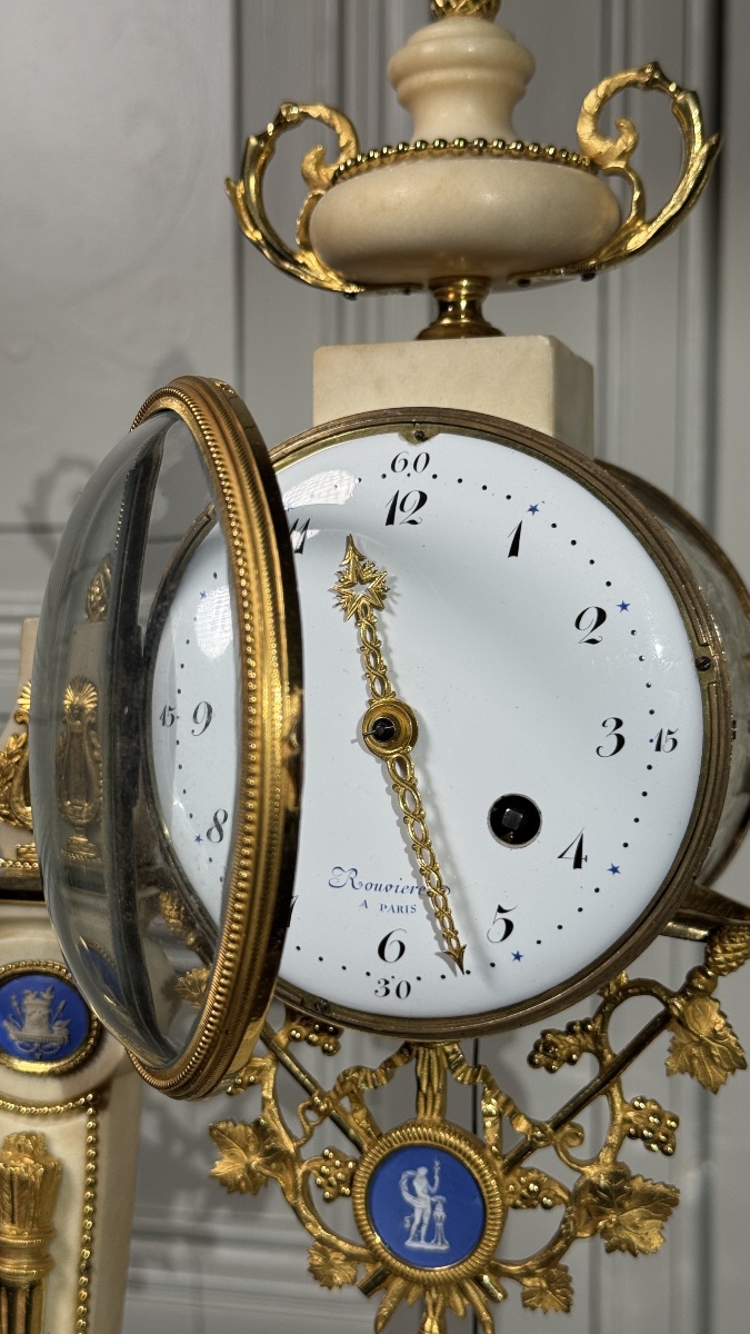 Pendule portique Louis XVI aux médaillons Wedgwood  France, fin du XVIIIe siècle-photo-4