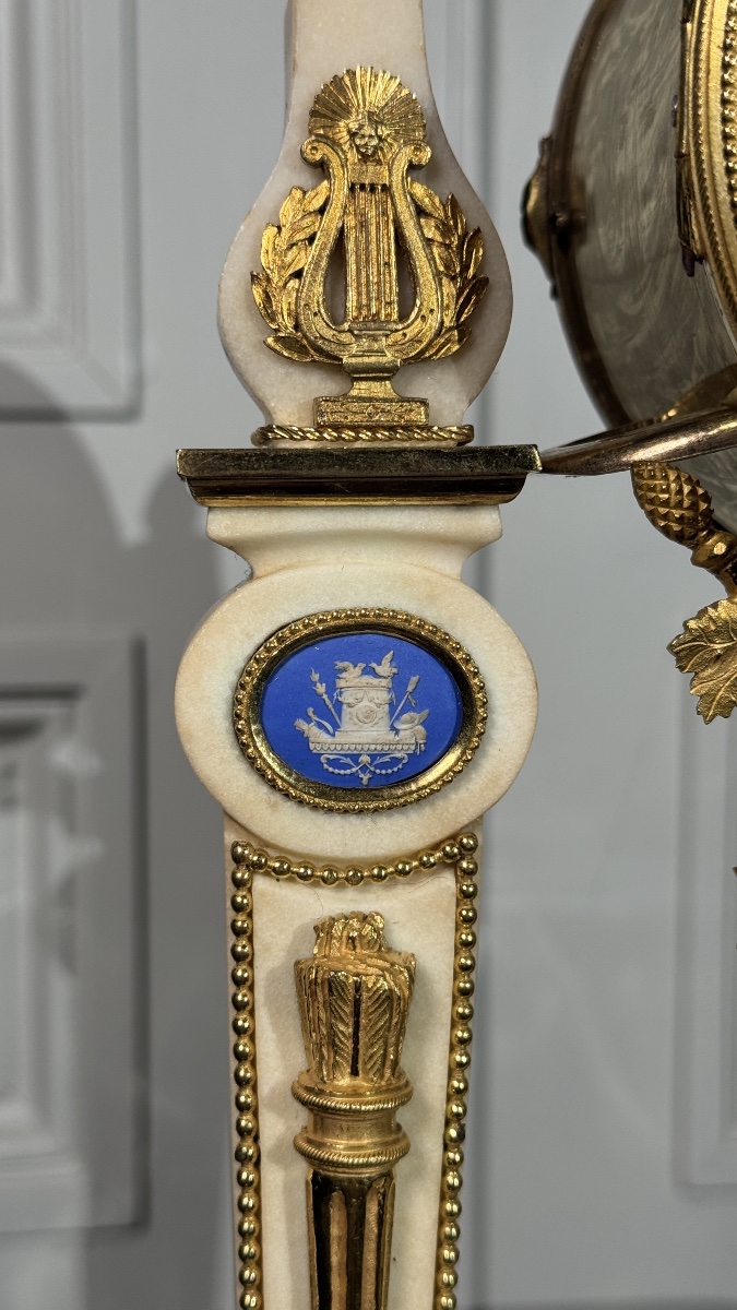 Pendule portique Louis XVI aux médaillons Wedgwood  France, fin du XVIIIe siècle-photo-1