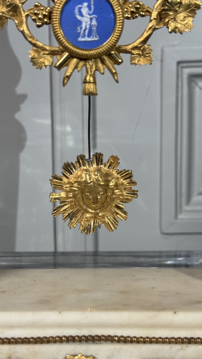 Pendule portique Louis XVI aux médaillons Wedgwood  France, fin du XVIIIe siècle-photo-2