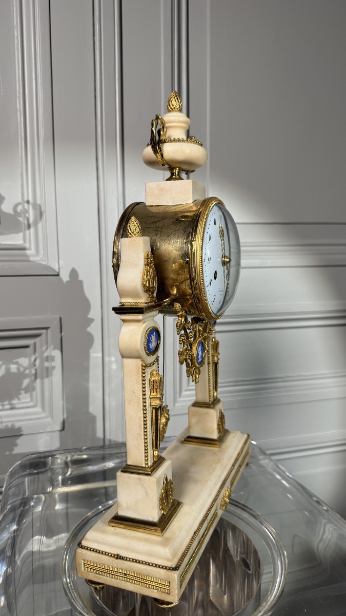 Pendule portique Louis XVI aux médaillons Wedgwood  France, fin du XVIIIe siècle-photo-4