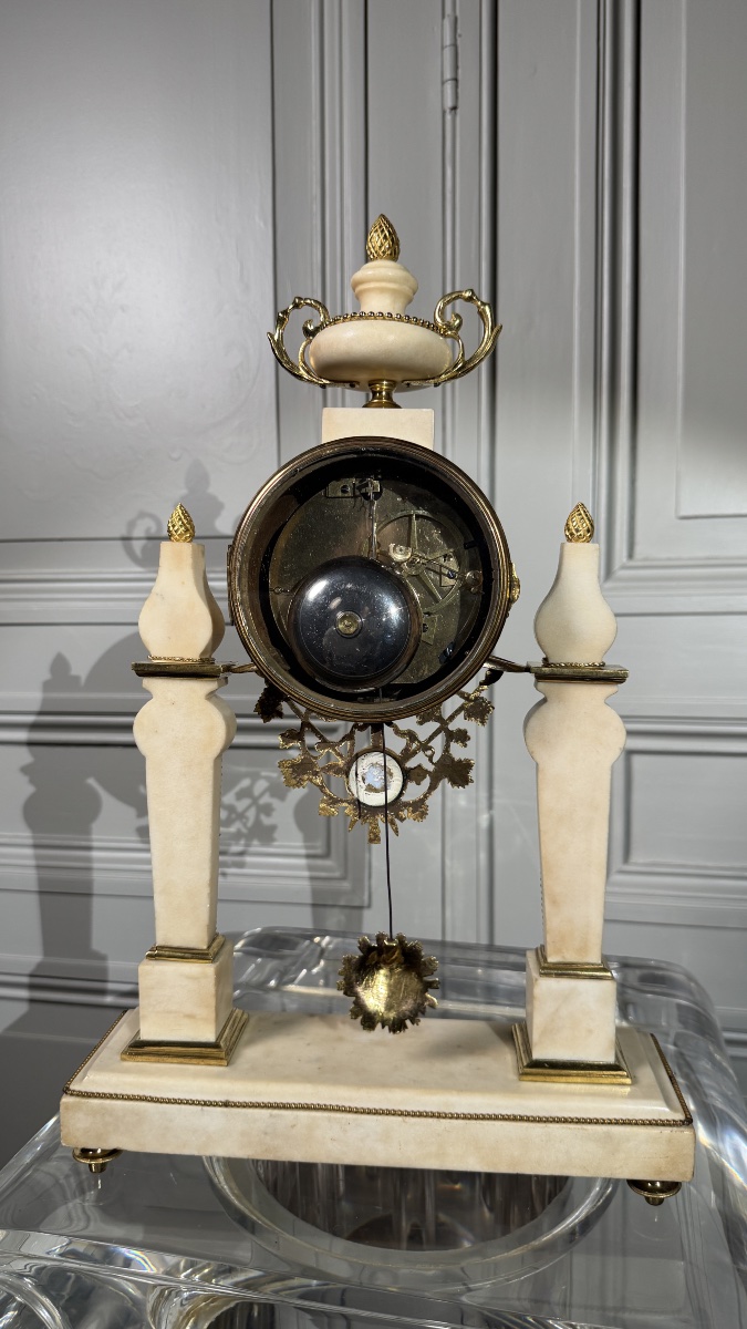 Pendule portique Louis XVI aux médaillons Wedgwood  France, fin du XVIIIe siècle-photo-5