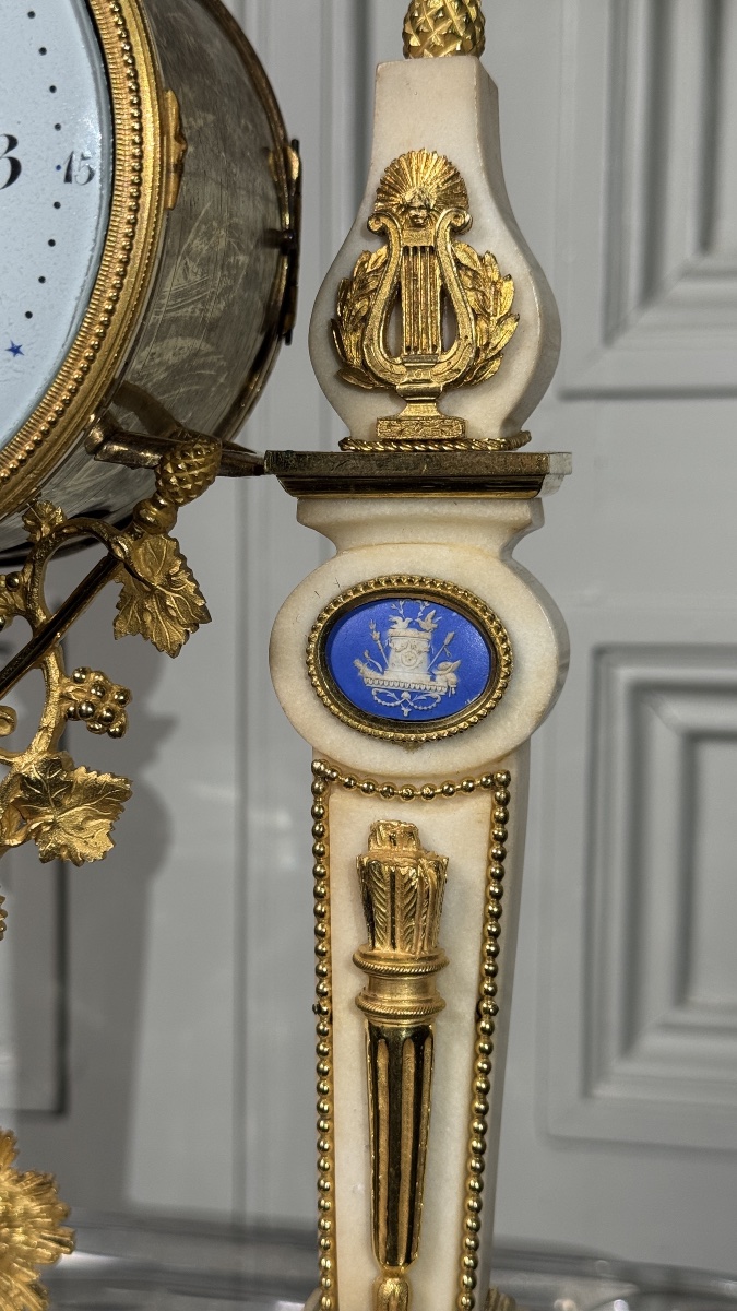 Pendule portique Louis XVI aux médaillons Wedgwood  France, fin du XVIIIe siècle-photo-7