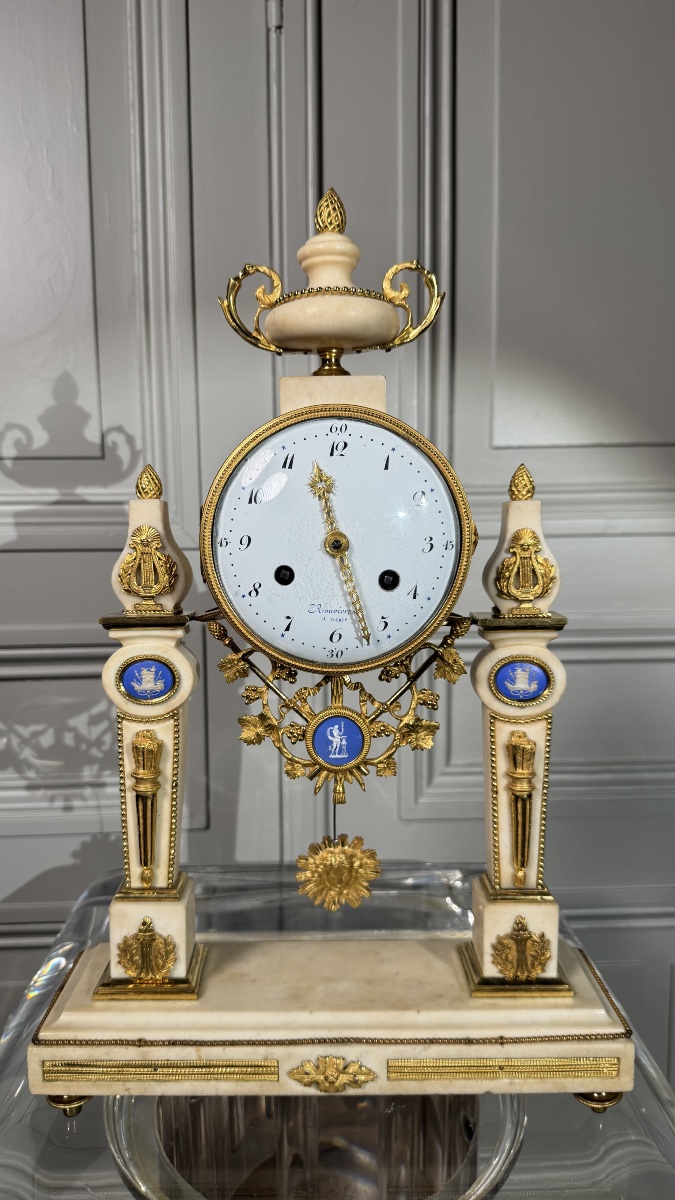 Pendule portique Louis XVI aux médaillons Wedgwood  France, fin du XVIIIe siècle