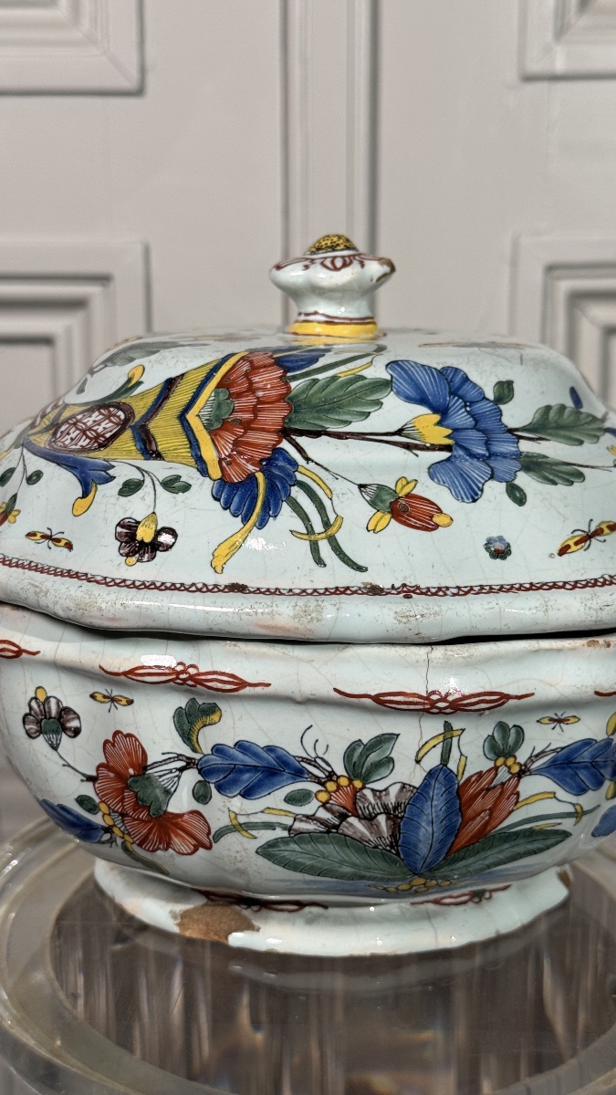Légumier couvert en faïence de Rouen à Décor de Cornes d'Abondance, XVIIIe siècle-photo-1