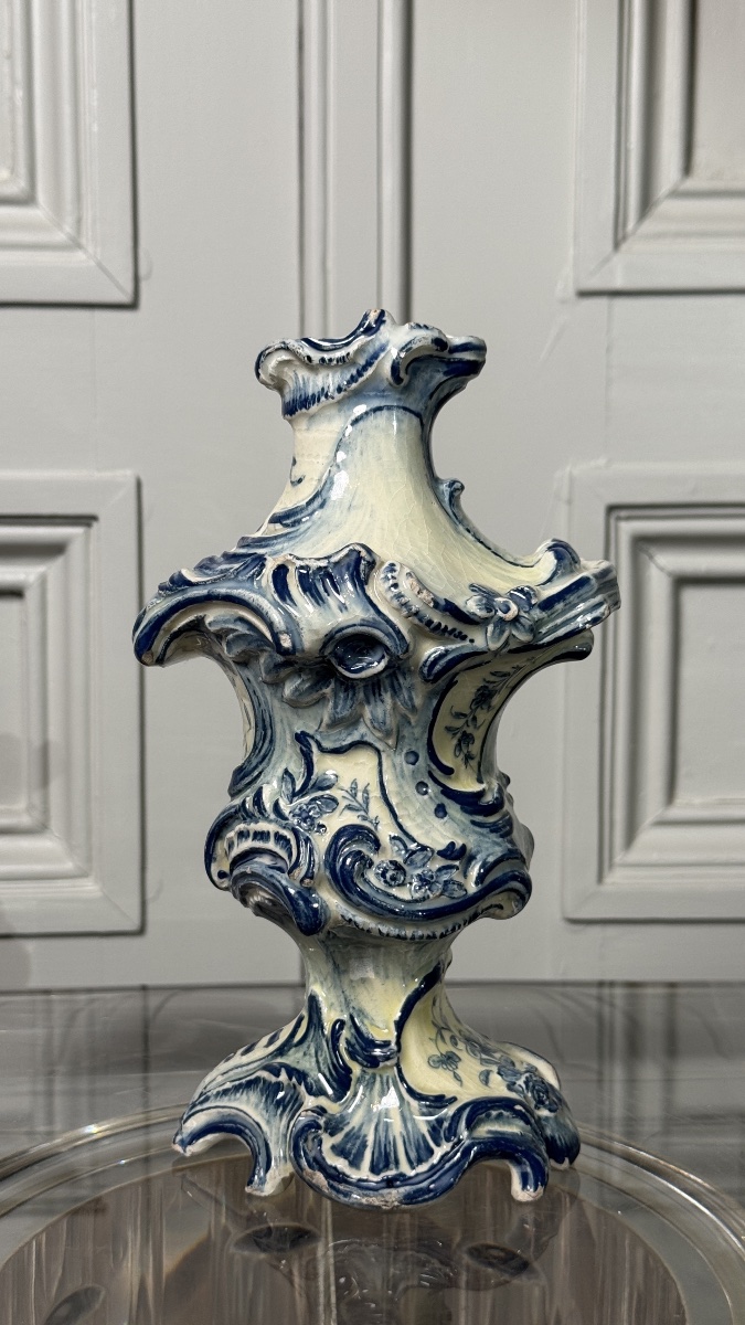 Rare huilier ou vinaigrier en faïence de Delft – Époque Louis XV, XVIIIe siècle