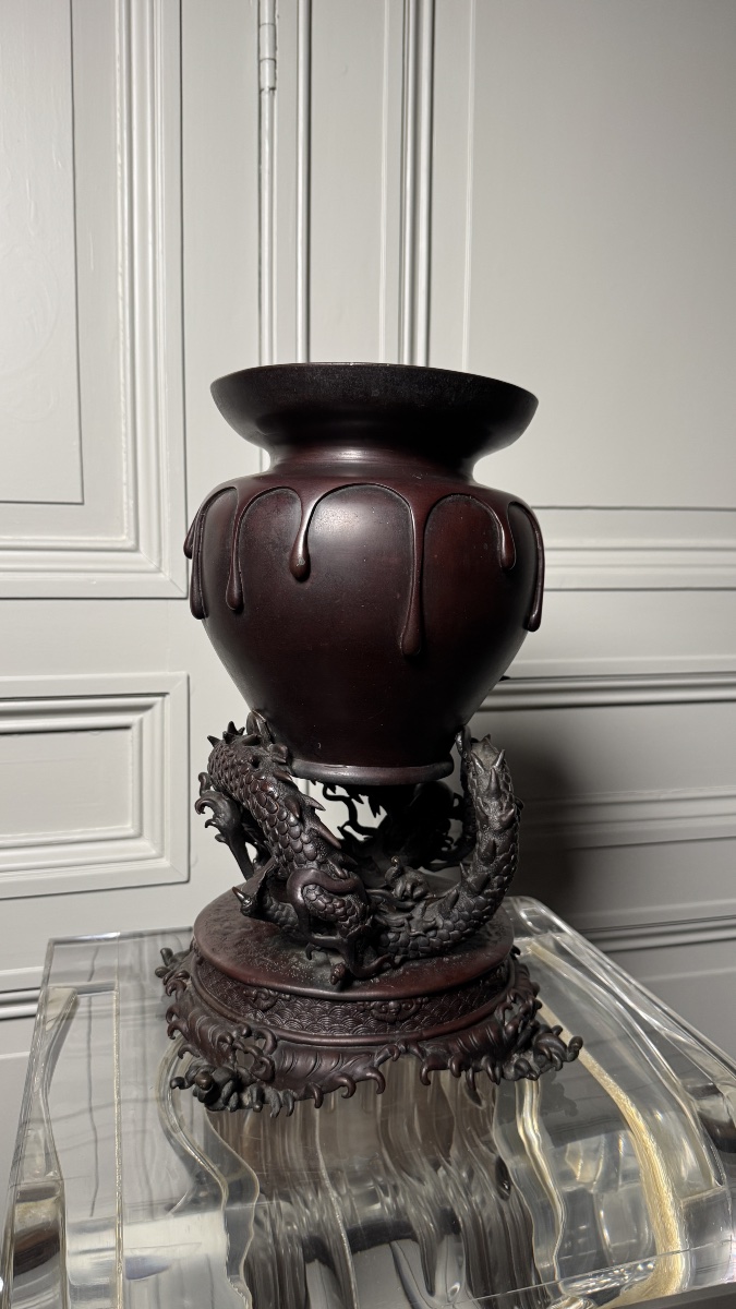 Vase en bronze porté par un dragon – Japon, époque Meiji