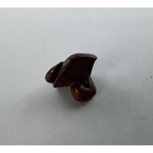 Netsuke japonais en buis représentant un champignon stylisé Japon, époque Edo