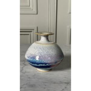 Petit vase en porcelaine émaillée par Pierre Devie, daté 1983