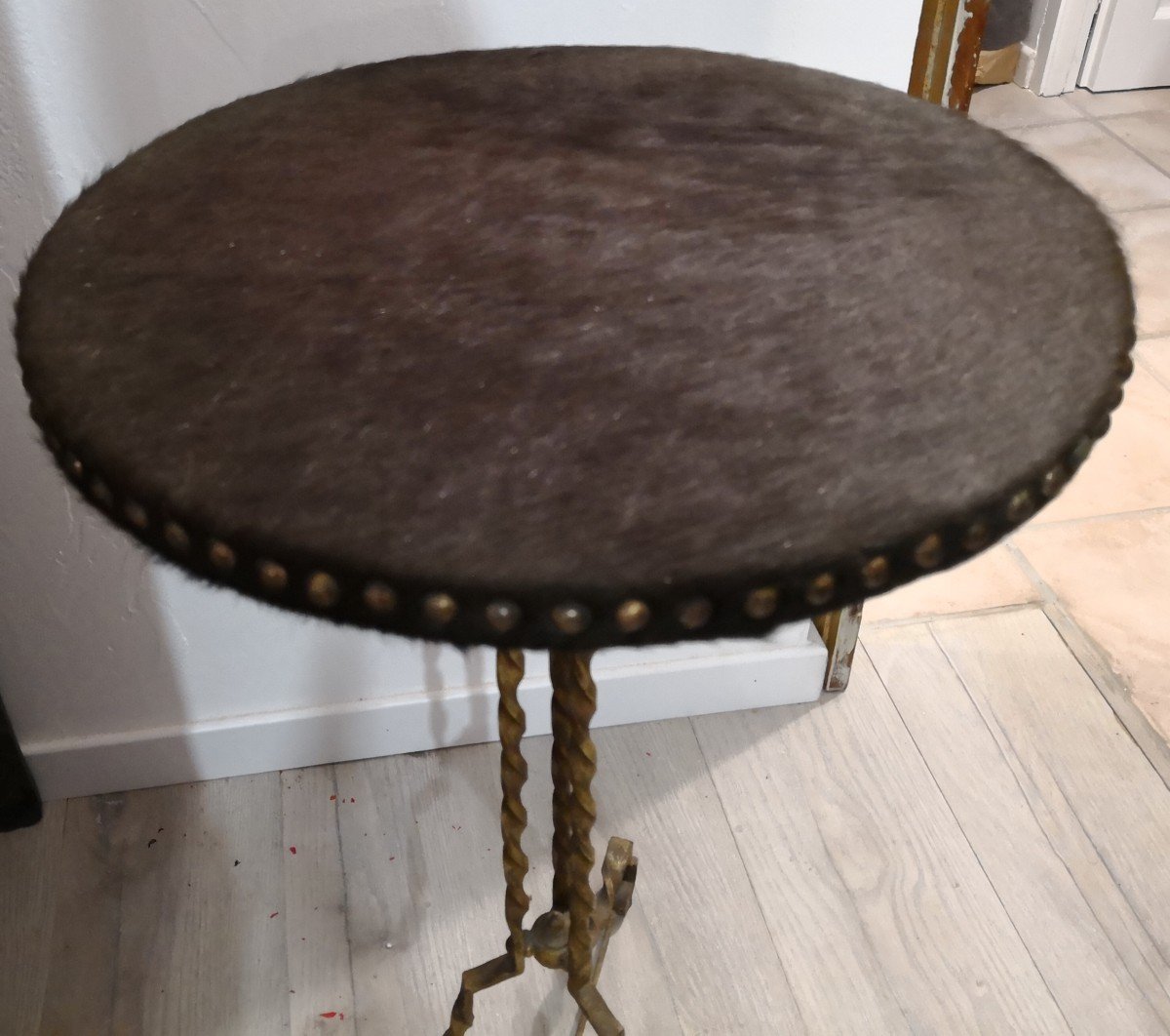 Circular Pedestal Table On Twisted Feet-photo-2