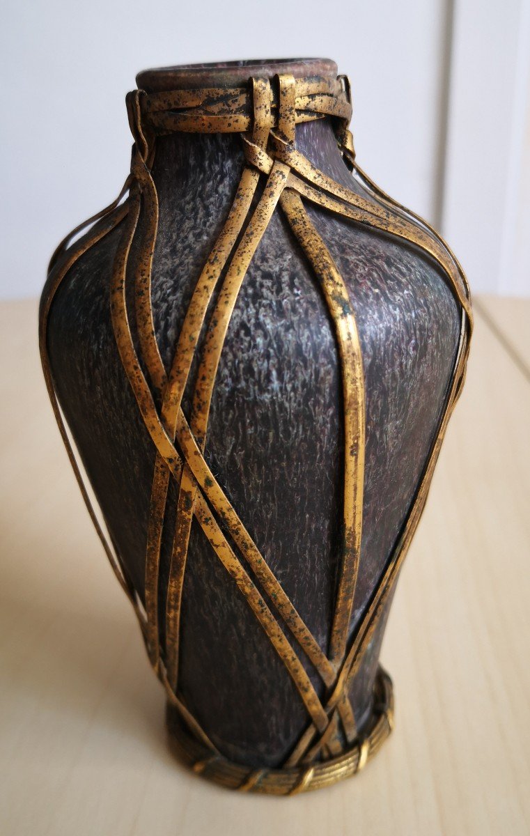 Eugène BAUDIN Art Nouveau Petit Vase En Grès Flammé - Monture En Vannerie De Laiton Doré