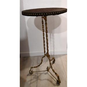 Circular Pedestal Table On Twisted Feet