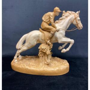 Sculpture en biscuit  “cheval et son jockey” de Royal Dux 