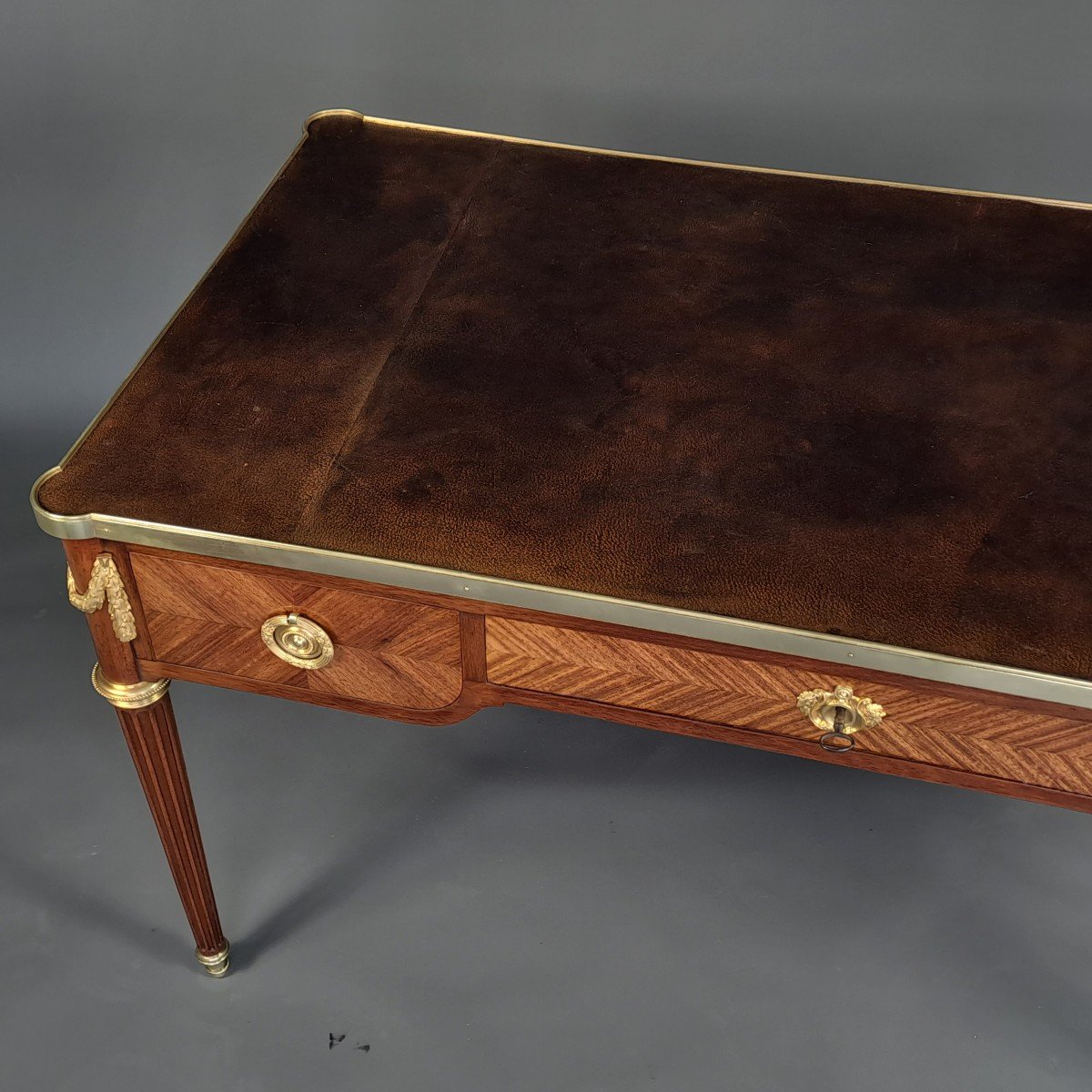 Bureau Plat De Style Louis XVI En Marquéterie Et Bronze Doré - Modèle d'après Riesener-photo-2