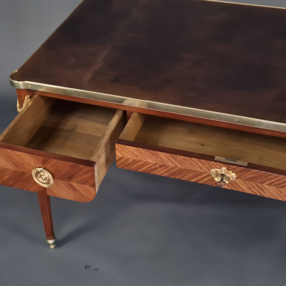Bureau Plat De Style Louis XVI En Marquéterie Et Bronze Doré - Modèle d'après Riesener-photo-7