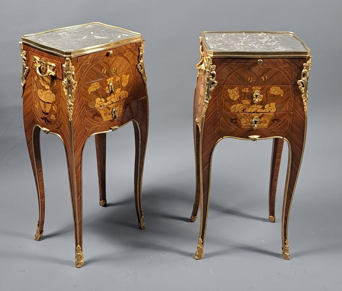 Paire de tables d’appoint en marquèterie florale et bronze doré de style Louis XV-photo-3
