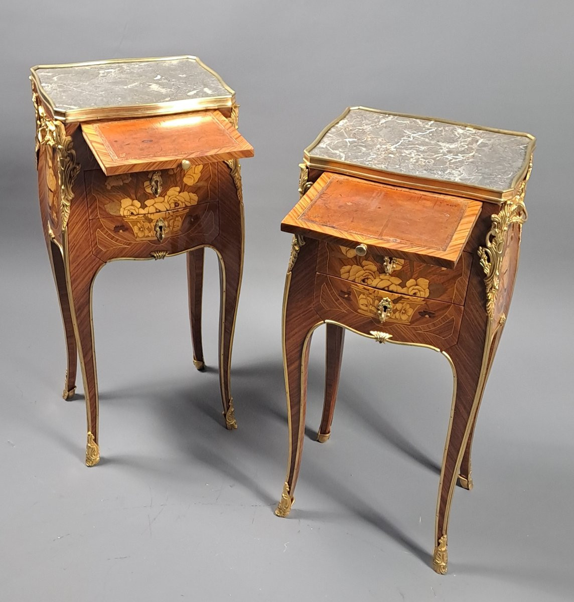 Paire de tables d’appoint en marquèterie florale et bronze doré de style Louis XV-photo-4