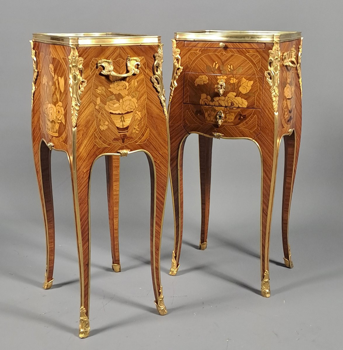 Paire de tables d’appoint en marquèterie florale et bronze doré de style Louis XV-photo-7