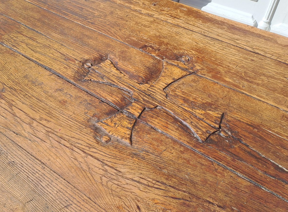 Table de château / monastère en chêne massif - gravée de la croix occitane-photo-1