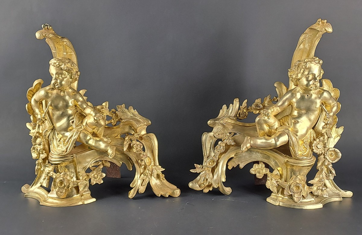 Paire de chenets Napoléon III aux putti en bronze doré