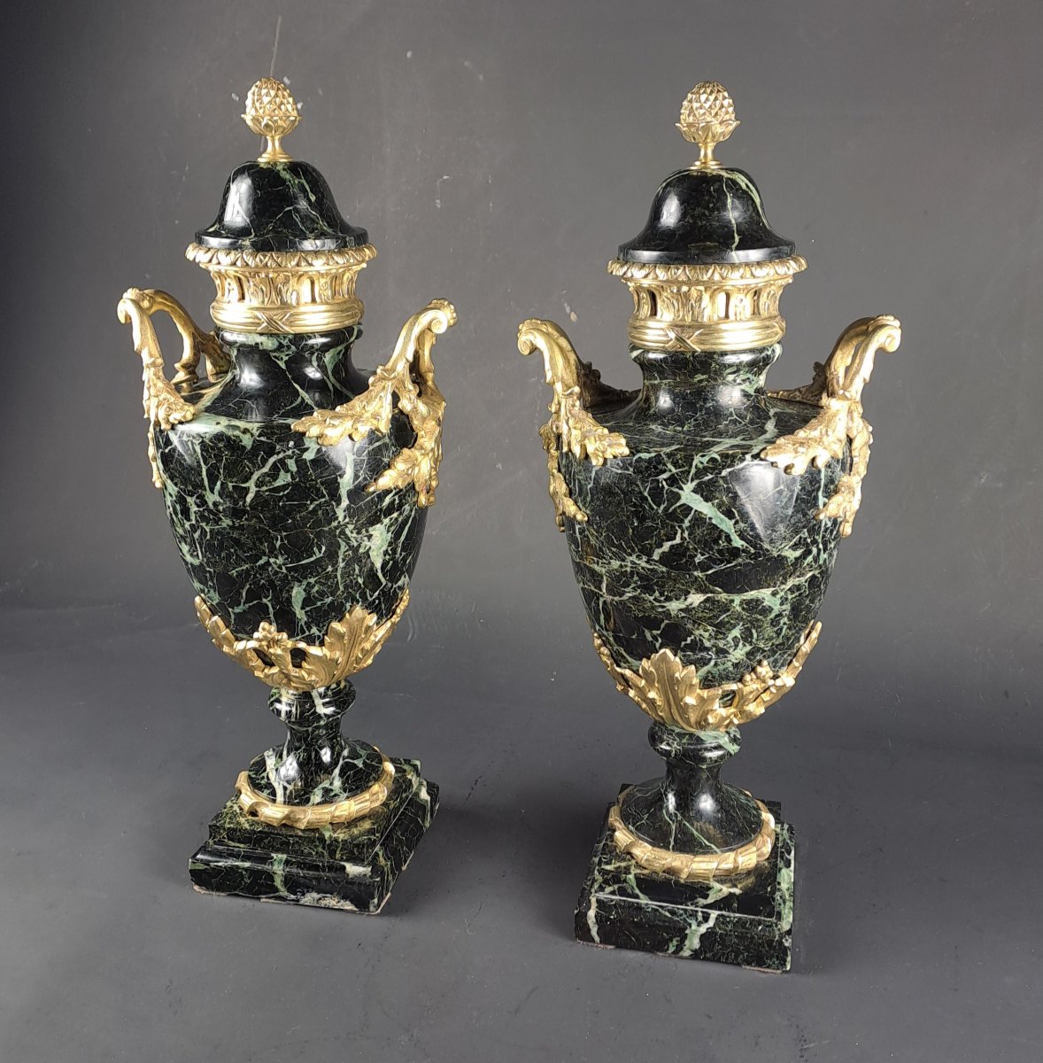 Paire de grandes cassolettes de style  Louis XVI en marbre vert de mer et bronze doré-photo-2