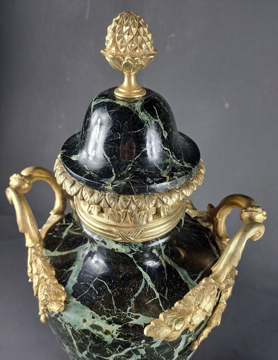 Paire de grandes cassolettes de style  Louis XVI en marbre vert de mer et bronze doré-photo-4