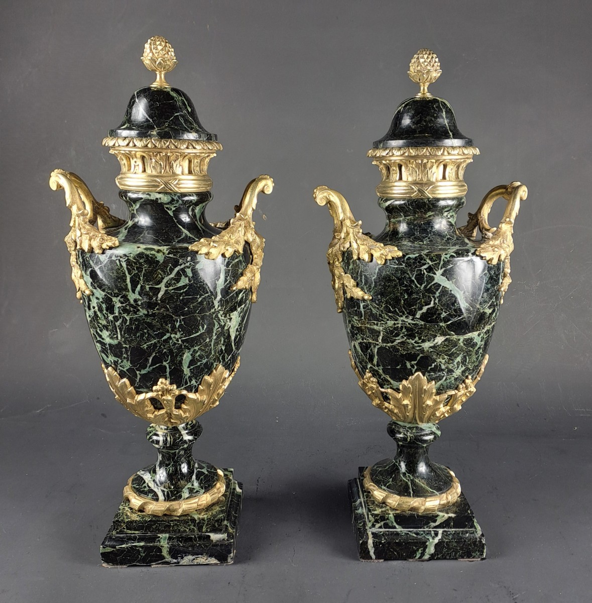Paire de grandes cassolettes de style  Louis XVI en marbre vert de mer et bronze doré