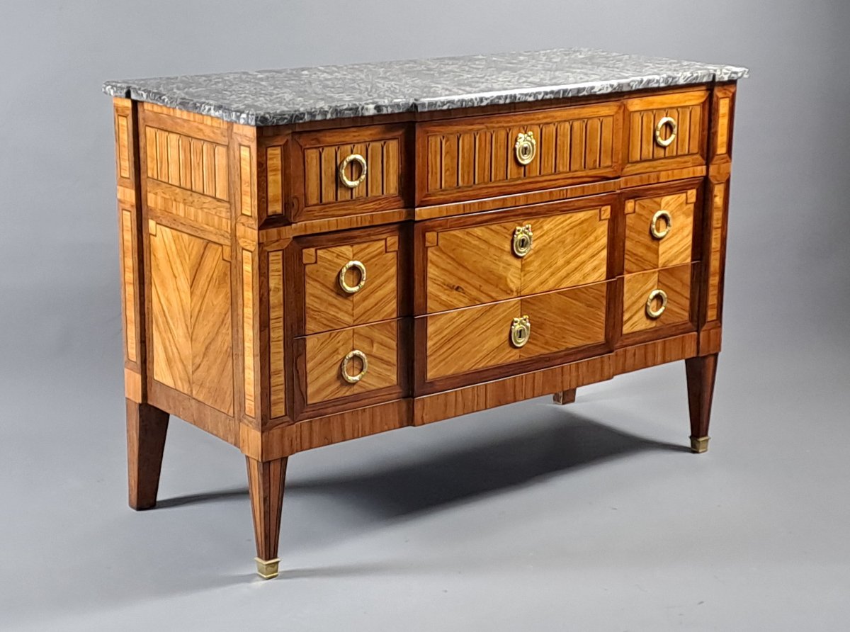 Louis XVI Commode With Projecting Sides, In Rosewood Marquetry And Gilt Bronze-photo-2