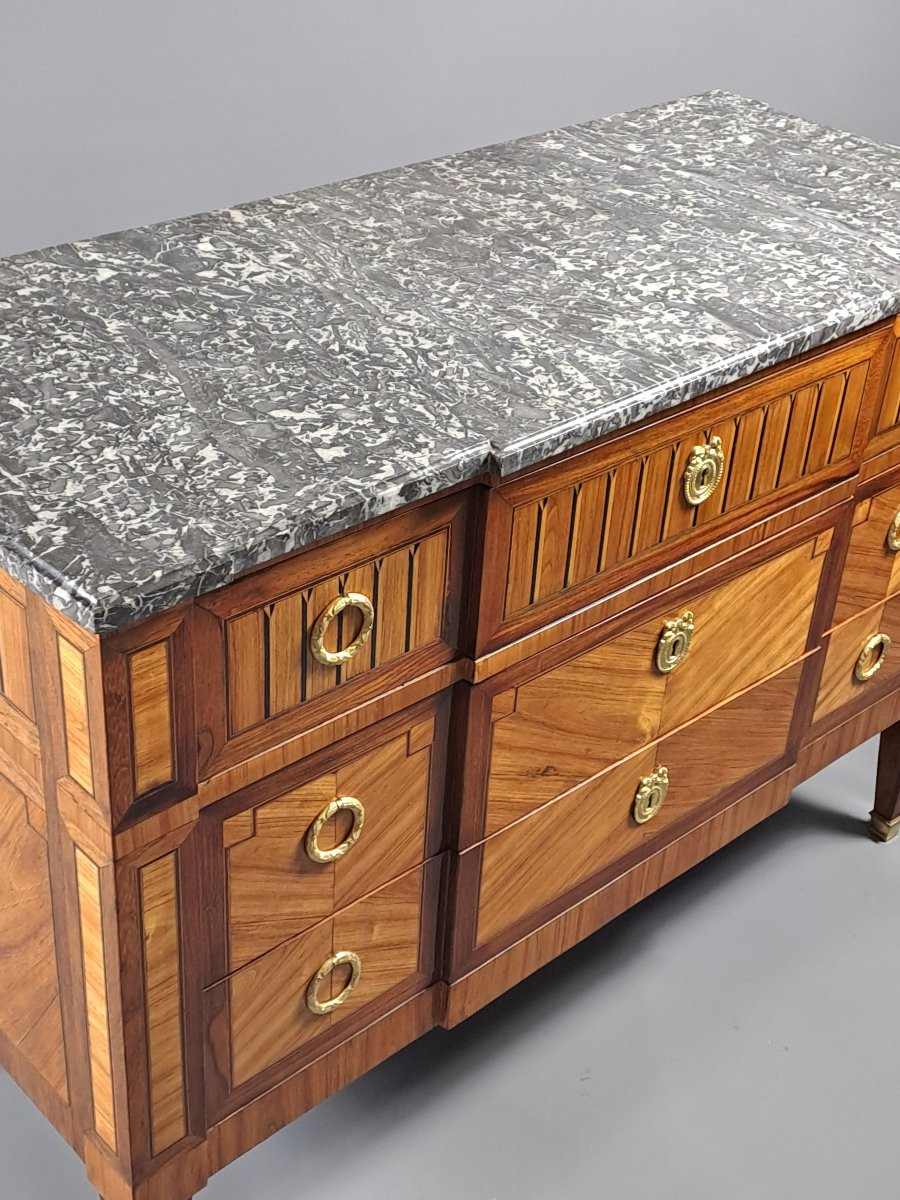 Louis XVI Commode With Projecting Sides, In Rosewood Marquetry And Gilt Bronze-photo-1