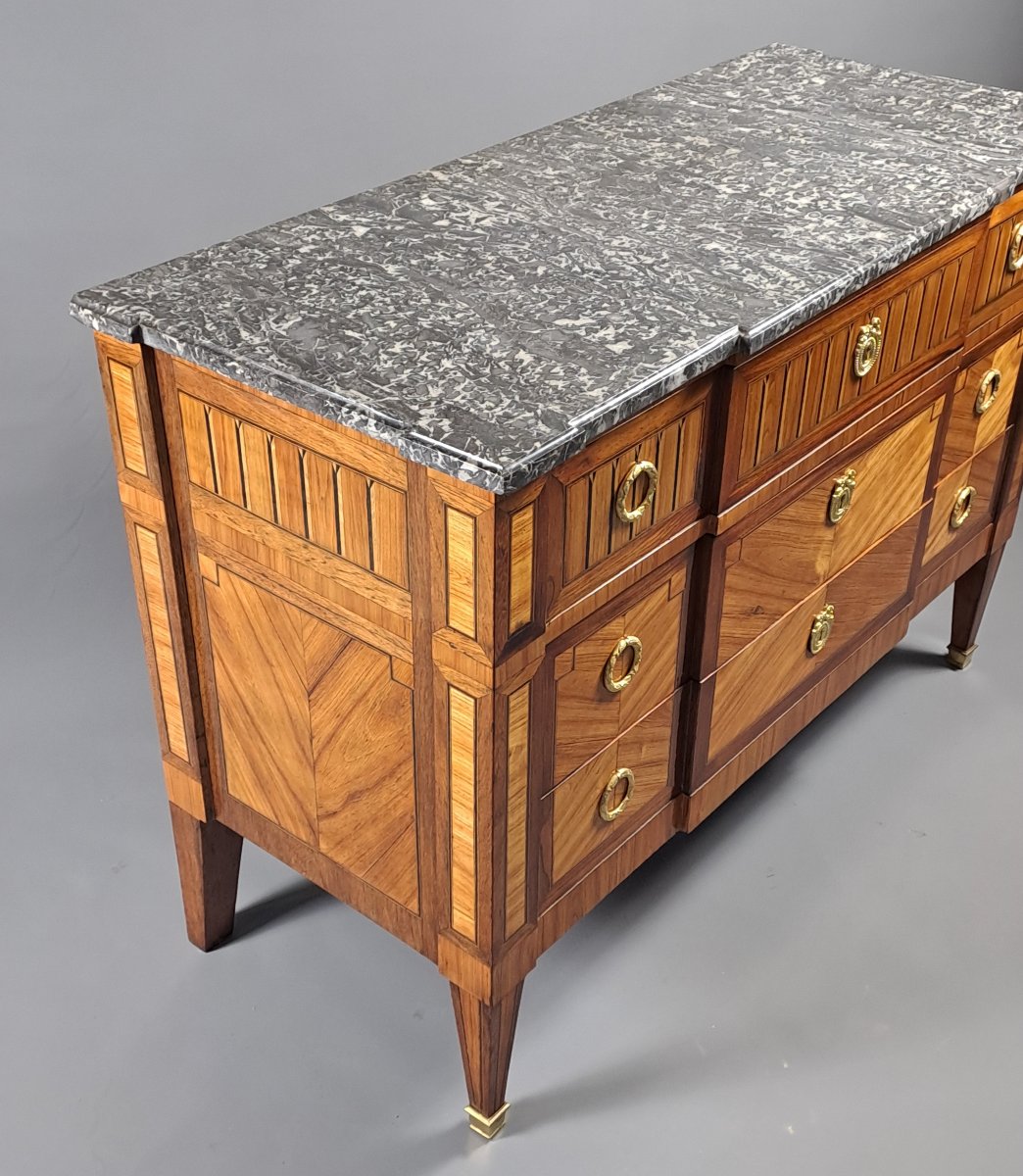 Louis XVI Commode With Projecting Sides, In Rosewood Marquetry And Gilt Bronze-photo-2