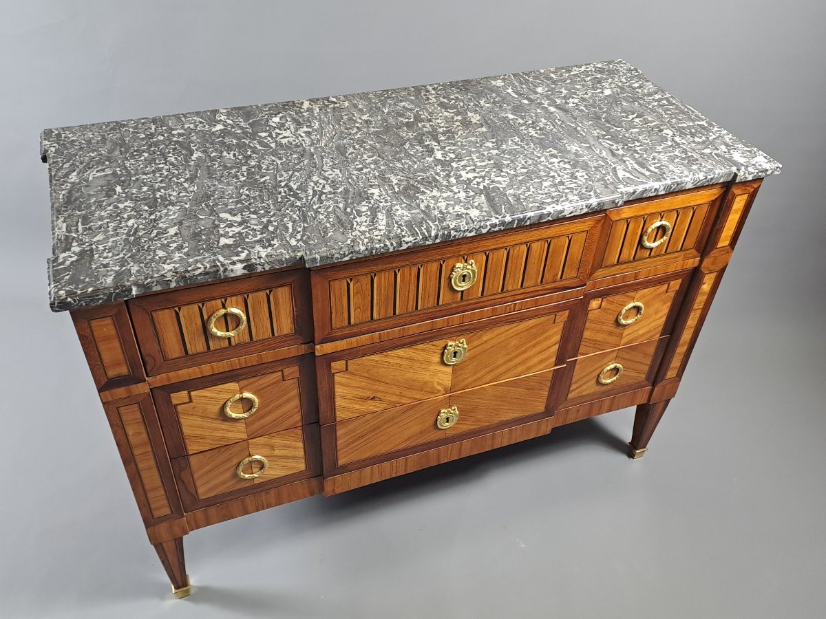 Louis XVI Commode With Projecting Sides, In Rosewood Marquetry And Gilt Bronze-photo-3