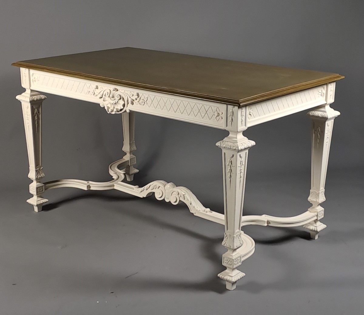 Table de salon de style Louis XIV en noyer sculpté et laqué