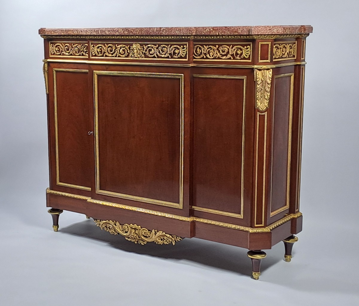 Important meuble d’appui estampillé Henry Dasson en acajou et bronze doré