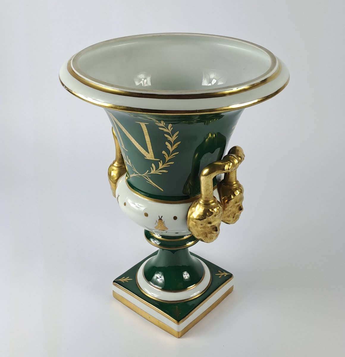 Grand Vase Médicis de style Empire en porcelaine de Limoges signé Jacques Dumont-photo-4