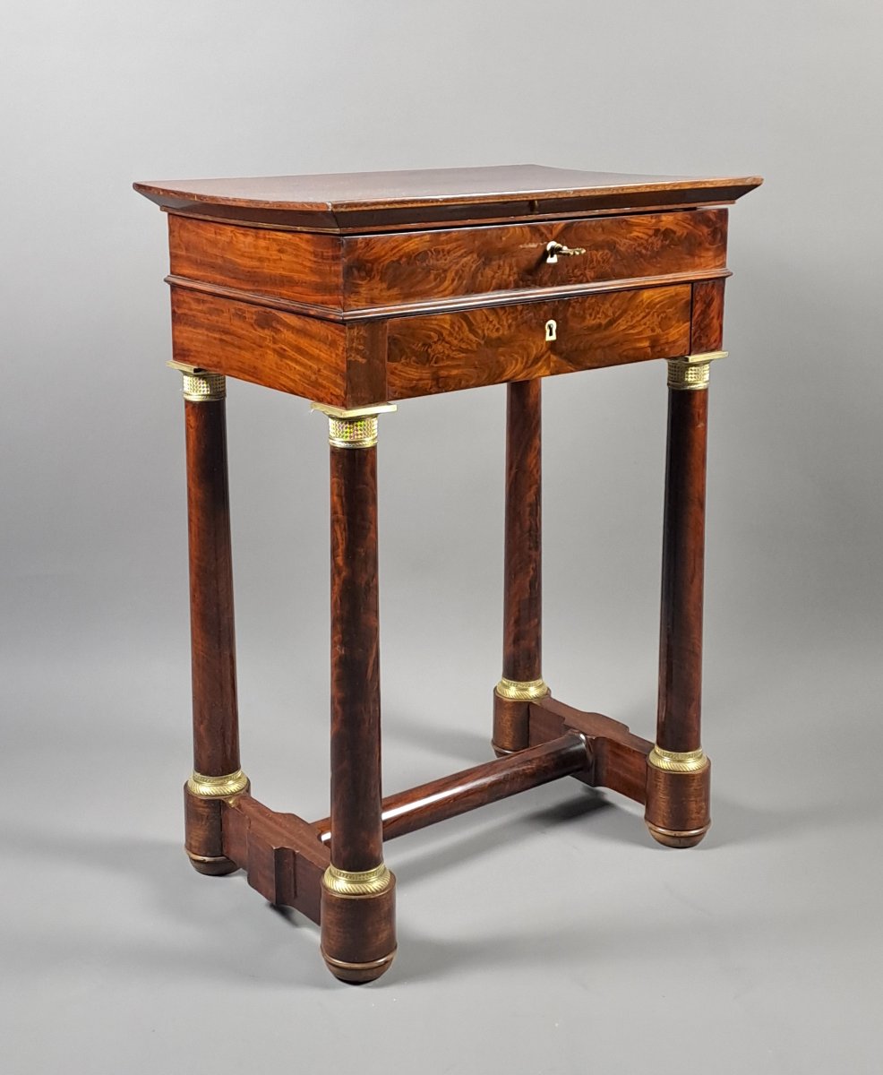 Table travailleuse à écritoire d'époque Empire en ronce d'acajou de cuba