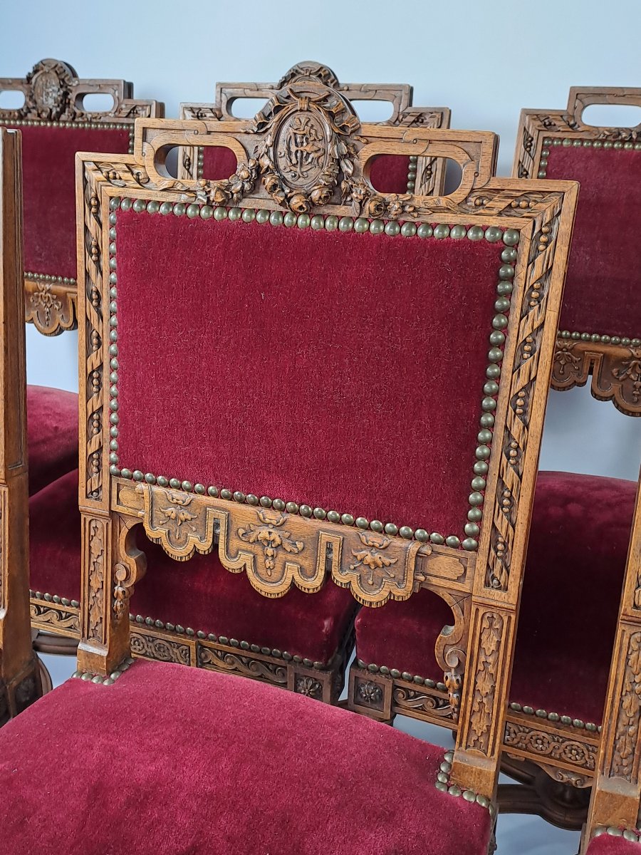 Suite de sept chaises de style Louis XIV en noyer sculpté-photo-1