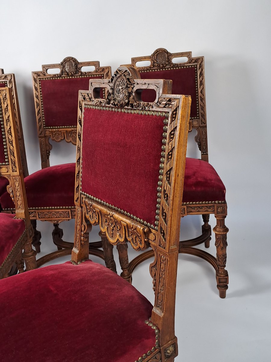 Suite de sept chaises de style Louis XIV en noyer sculpté-photo-3