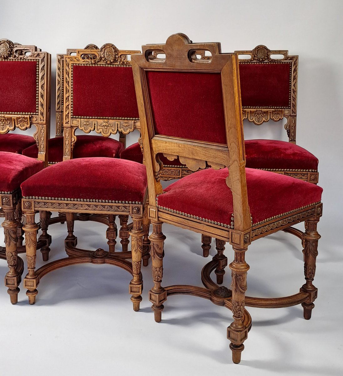 Suite de sept chaises de style Louis XIV en noyer sculpté-photo-4