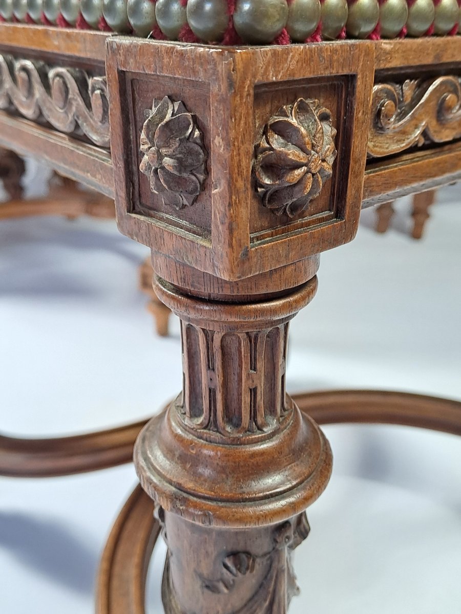 Suite de sept chaises de style Louis XIV en noyer sculpté-photo-6