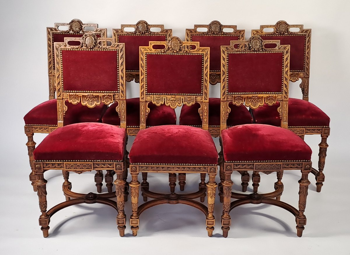 Suite de sept chaises de style Louis XIV en noyer sculpté