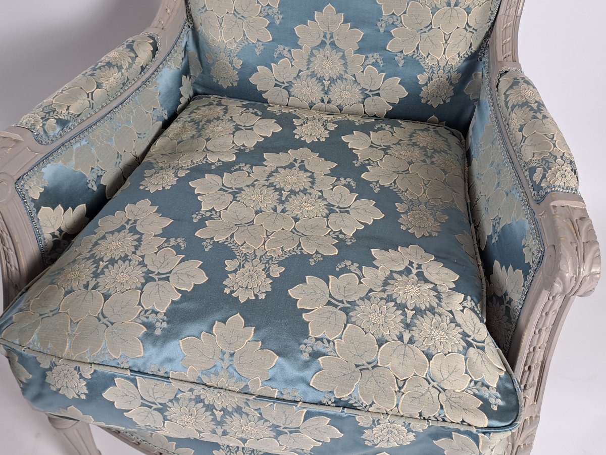 Grande paire de bergères de style Louis XVI en bois laqué.-photo-1