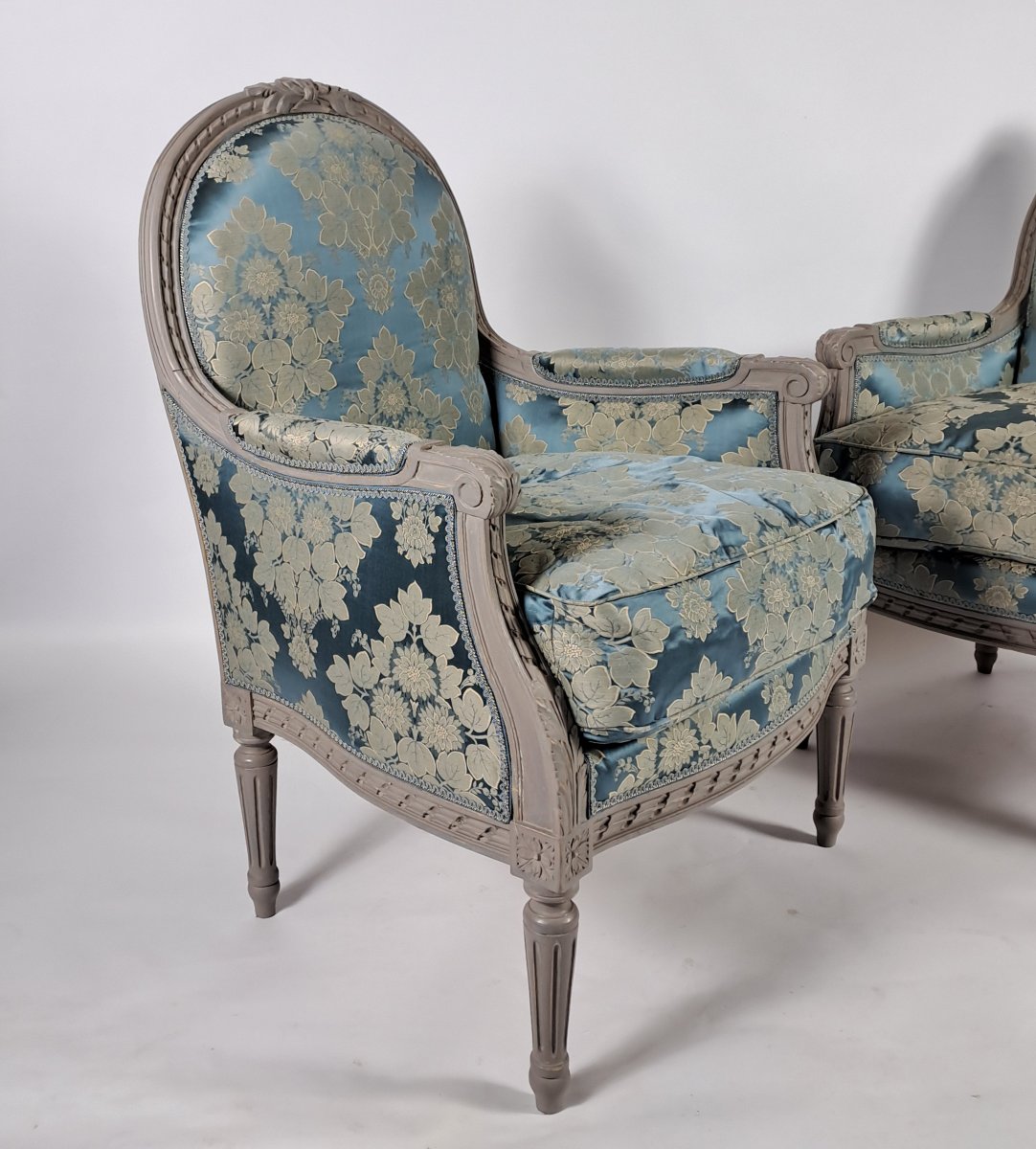 Grande paire de bergères de style Louis XVI en bois laqué.-photo-2