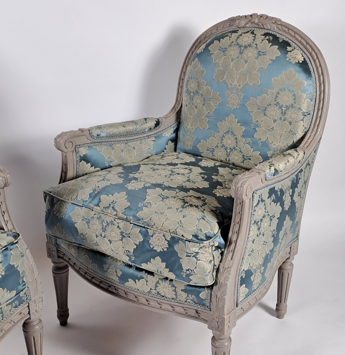 Grande paire de bergères de style Louis XVI en bois laqué.-photo-4